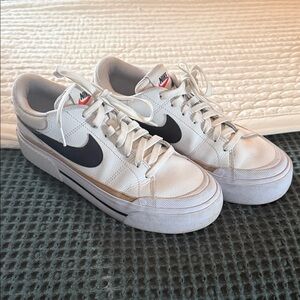 Nike Men's White and Black Casual Sneakers
